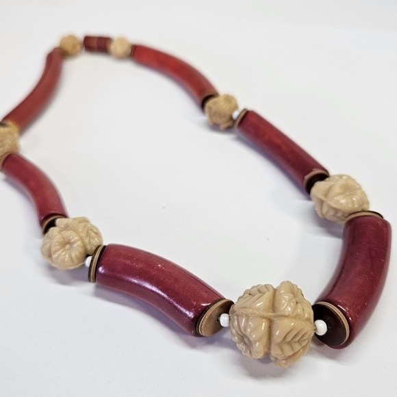 VINTAGE Plastic & Glass Cream and Red Beaded Necklace - Picture 2 of 6